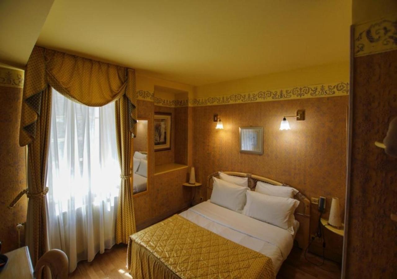Hotel De La Tour Pont-de-lʼArche Eksteriør billede
