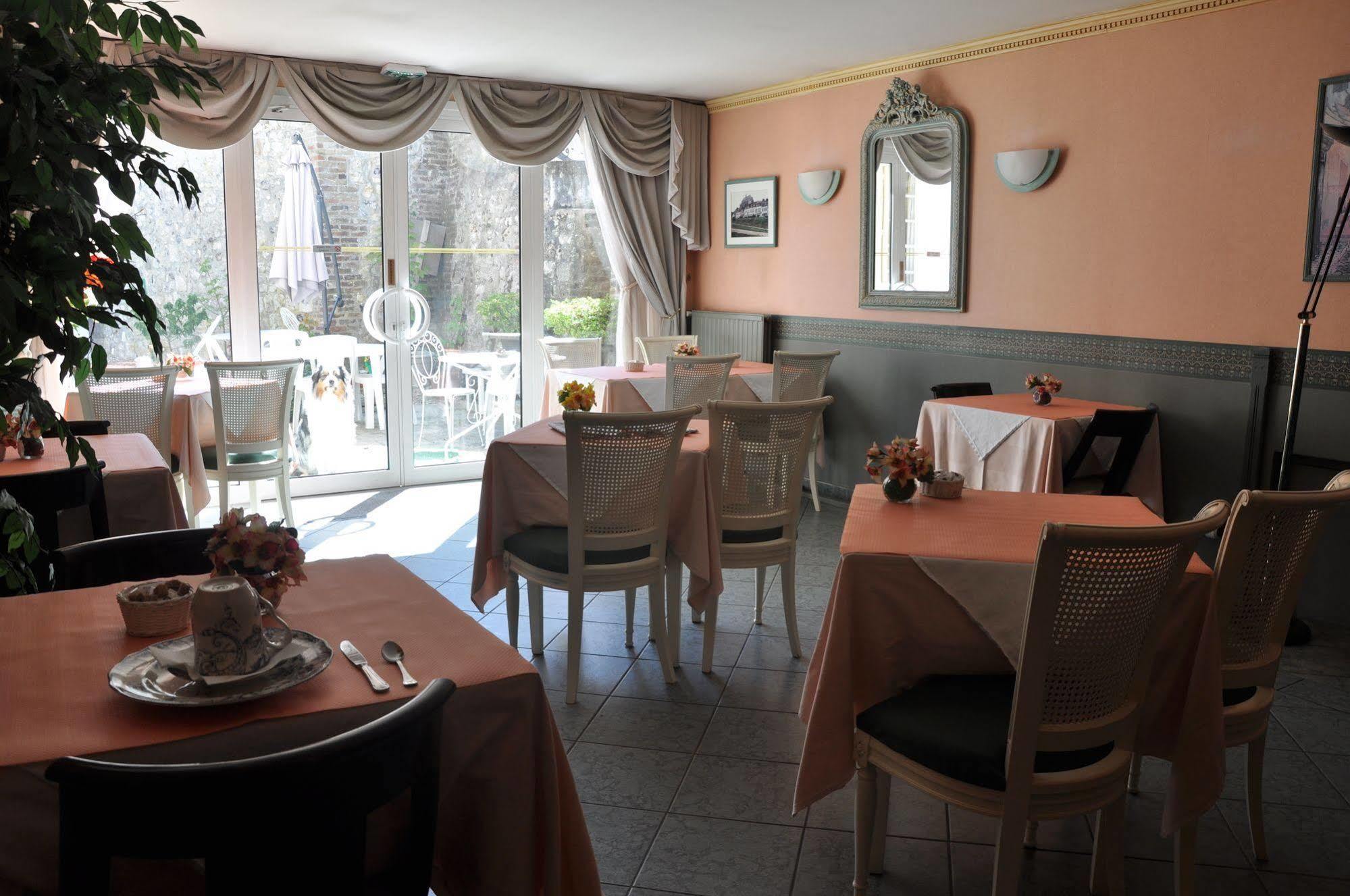 Hotel De La Tour Pont-de-lʼArche Eksteriør billede